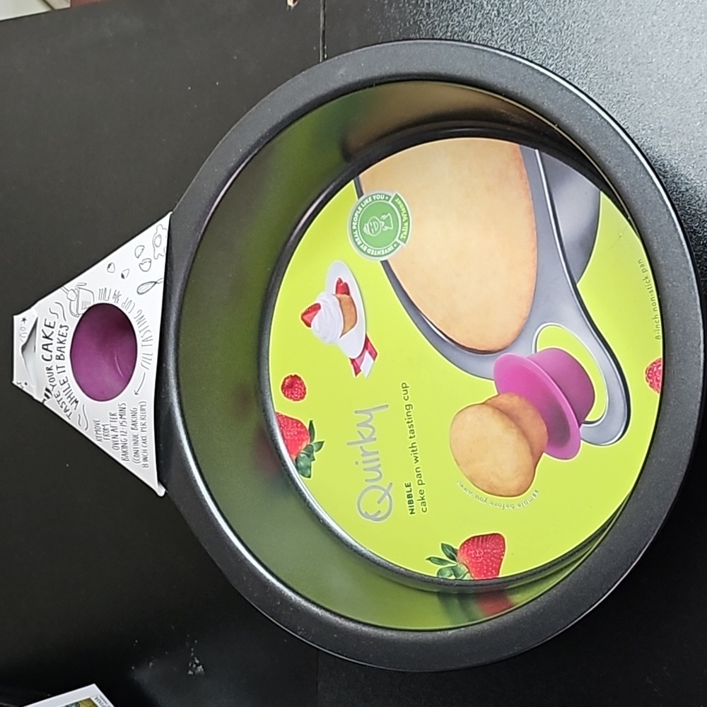 Quirky 8in cake pan nwt